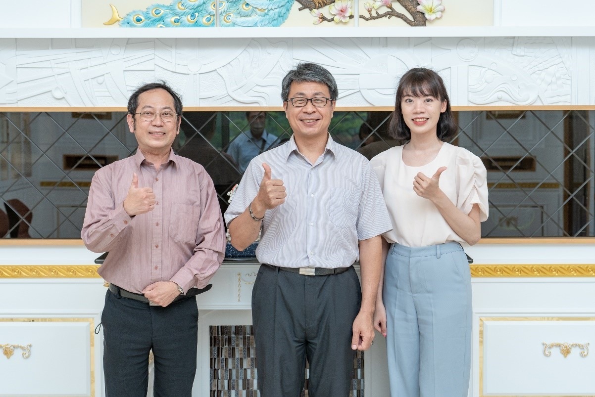 丁丁藥局成功案例_人事部門林經理、IT部門段經理及飛騰雲端業務同仁合照 丁丁藥局成功案例_人事部門林經理、IT部門段經理及飛騰雲端業務同仁合照
